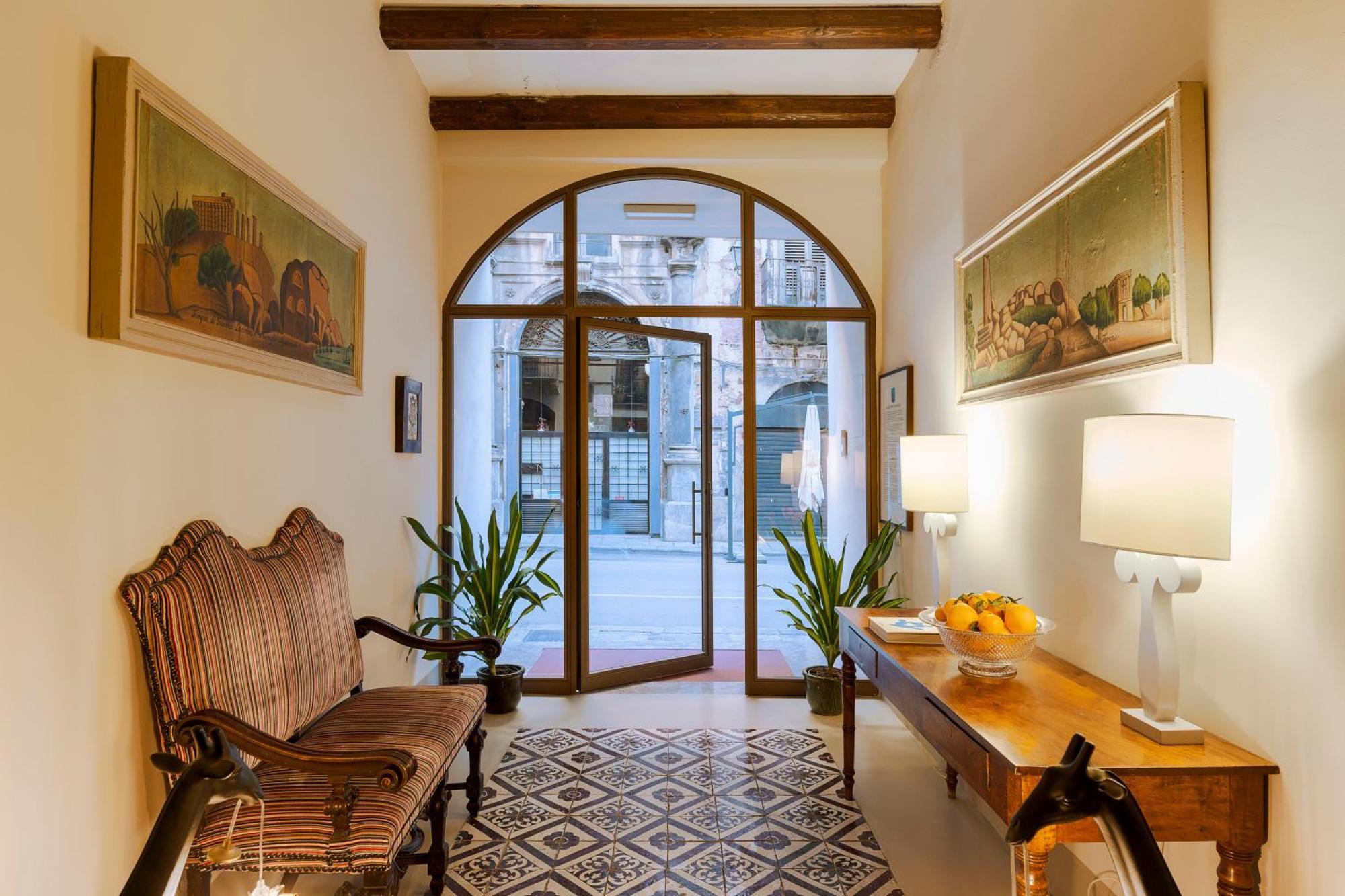 Palazzo Arone Dei Baroni Di Valentino Hotel Палермо Екстериор снимка